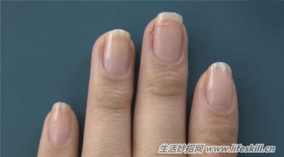 指甲裂开了不用烦,教你一招巧修复!
