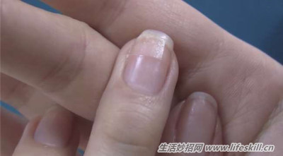 指甲裂开了不用烦,教你一招巧修复!