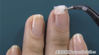 指甲裂开了不用烦,教你一招巧修复!