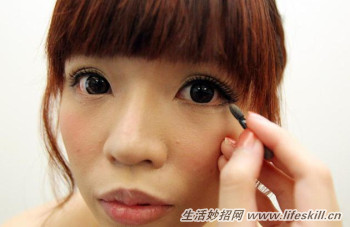 使用假睫毛,让眯眯眼变靓眼