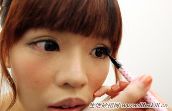 使用假睫毛,让眯眯眼变靓眼