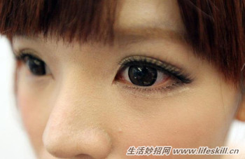 使用假睫毛,让眯眯眼变靓眼