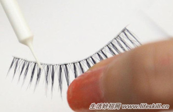 使用假睫毛,让眯眯眼变靓眼