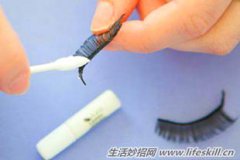 假睫毛上胶水的清洗方法