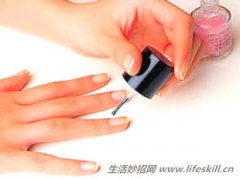 让指甲油快速变干的小妙招